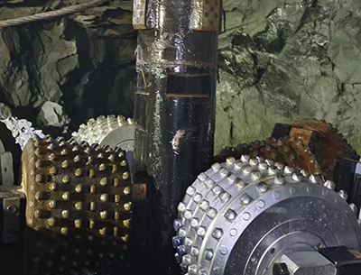 如何更換反井鉆機中心軸?